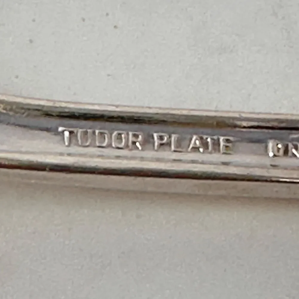 Oneida Tudor Plate Queen Bess 2 Silverplate Flatware 7 Piece Silverware Set 1946